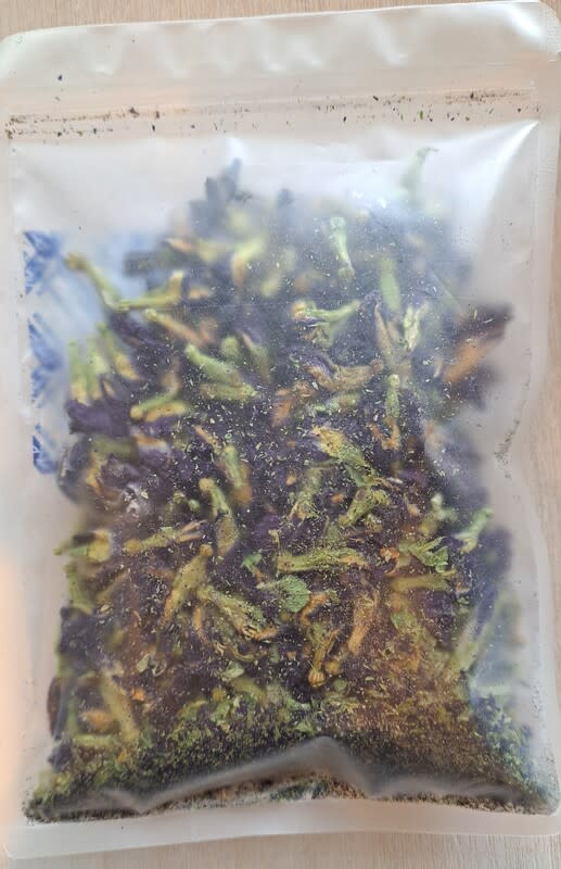 北市抽驗茶葉殘留農藥  4件蝶豆花皆不合格 台北市衛生局2日公布茶葉及花草茶殘留農藥抽驗結 果，此次抽驗蝶豆花產品共4件，皆驗出殺蟲劑或殺 菌劑超標。圖為不合格產品。 （台北市衛生局提供） 中央社記者陳昱婷傳真  113年5月2日 