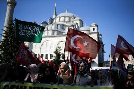 Supporters of Turkish President Tayyip Erdogan take part in a pro-government demonstration in Istanbul, Turkey, July 16, 2016. REUTERS/Alkis Konstantinidis