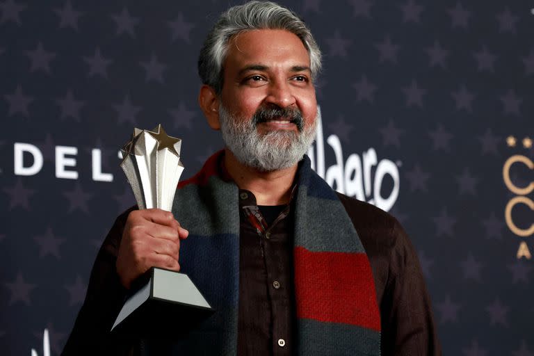 S. S. Rajamouli, el director de RRR con su premio en la categoría de mejor película extranjera, rubro en el que competía con Argentina, 1985