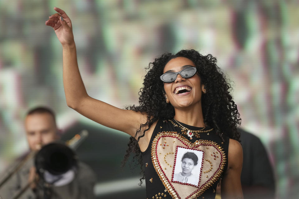 Olivia Dean durante su concierto en el Festival de Glastonbury en Worthy Farm, Somerset, Inglaterra, el viernes 28 de junio de 2024. (Scott A Garfitt/Invision/AP)