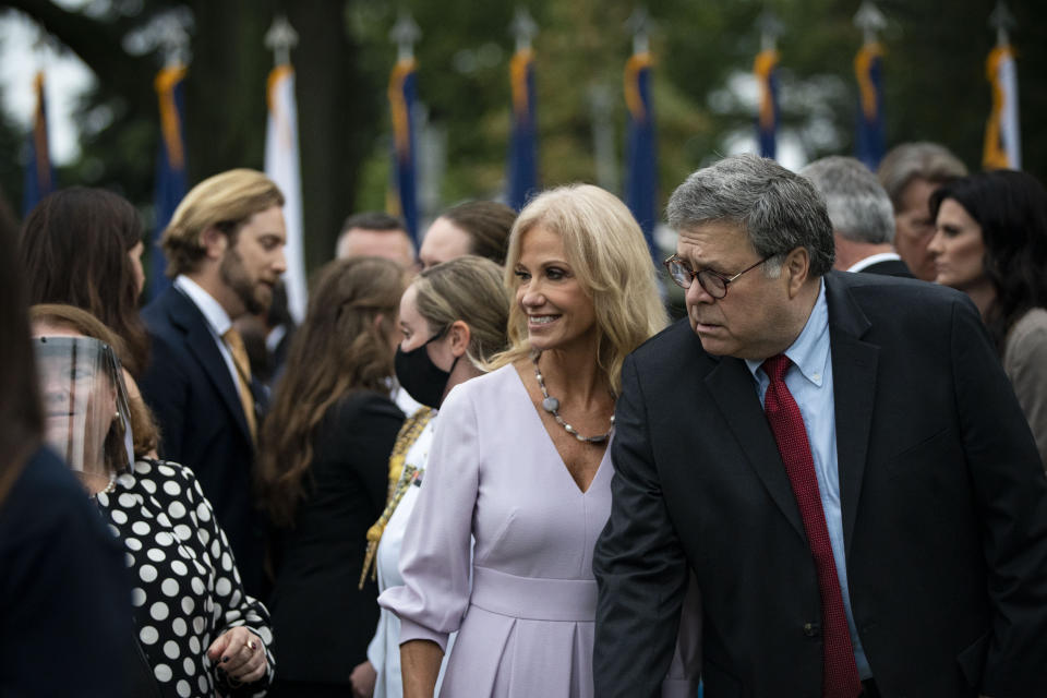 Kellyanne Conway, una exasesora del presidente Donald Trump, y el fiscal general William Barr se van del Jardín de las Rosas de la Casa Blanca en Washington después de que Trump anunció la nominación de Amy Coney Barret como la próxima jueza asociada de la Corte Suprema, el 26 de septiembre de 2020. (Al Drago/The New York Times).