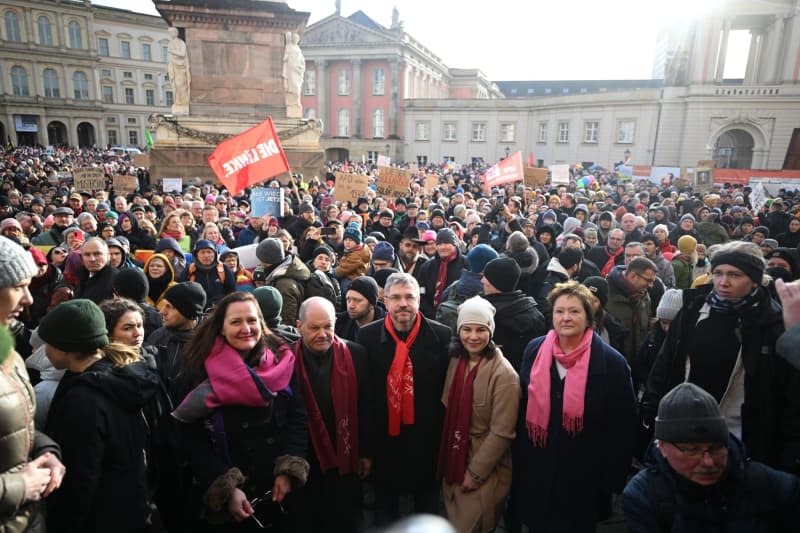 (L-R) German Minister for Science Manja Schuele, German Chancellor Olaf Scholz, Mayor of Potsdam Mike Schubert, Foreign Minister Annalena Baerbock and the head of Fahrland Carmen Klockow stand on the Alter Markt during the "Potsdam defends itself" demonstration in a reaction to the announcement of a meeting of right-wing activists in the city. Sebastian Christoph Gollnow/dpa