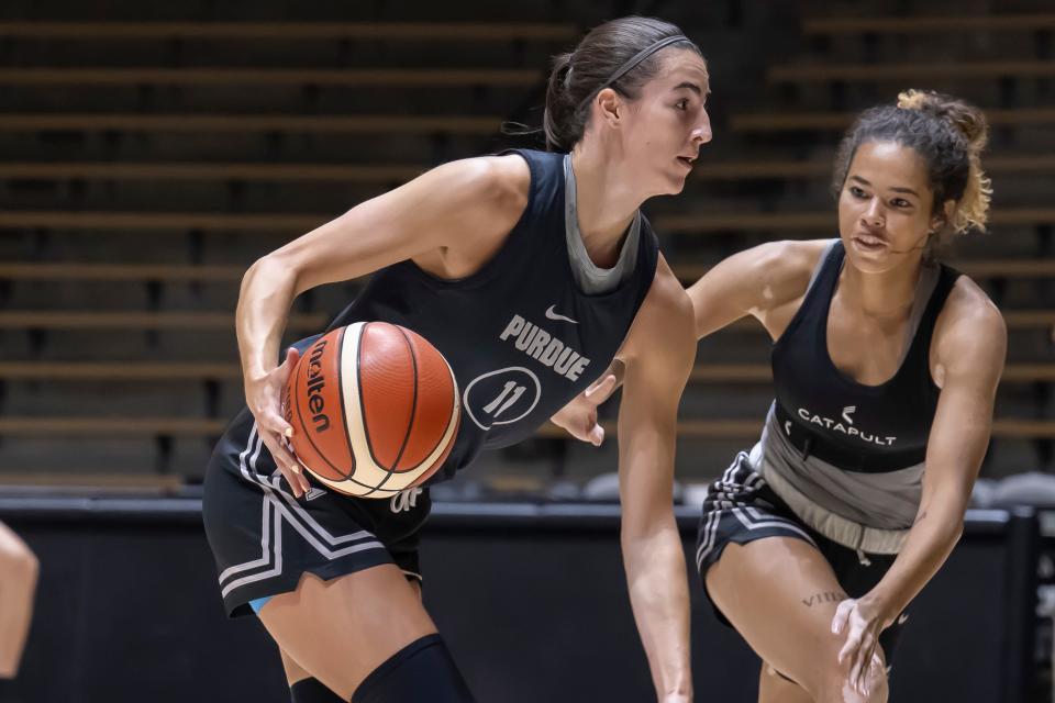 O atacante Reagan Bass do Purdue (à esquerda) passa pelo guarda do primeiro ano Amiah Reynolds (à direita) durante o treino na Mackey Arena em West Lafayette, Indiana, quarta-feira, 31 de julho de 2024.