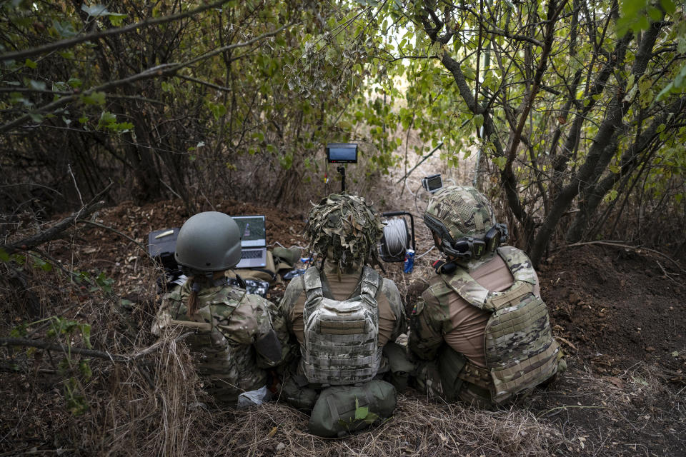 Miembros del Ejército de Voluntarios de Ucrania operan un dron que sobrevuela territorio controlado por Rusia desde una posición en la región ucraniana de Zaporiyia, el 14 de septiembre de 2023. (Lynsey Addario/The New York Times)


