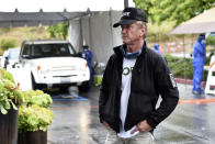 En esta foto del 9 de abril de 2020, el actor y activista Sean Penn en un sitio para pruebas de coronavirus operado por su organización, CORE, afuera del ayuntaimento de Malibú en Malibú, California. El actor ganador del Oscar se asoció con la oficina del alcalde de Los Ángeles Eric Garcetti y el departamento de bomberos de la ciudad para distribuir de manera segura pruebas de COVID-19 desde el auto a personas con síntomas del virus. (AP Foto/Chris Pizzello)