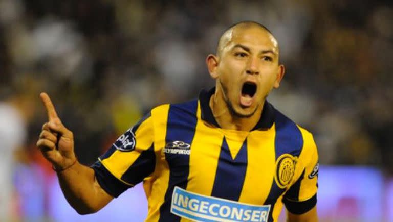 Metió 5 goles con la camiseta de Rosario Central en la temporada 2013/14.