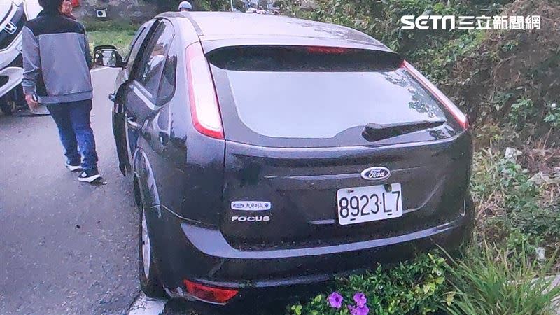 台中市大雅區發生3車事故，後方機車竟直接頂起轎車。（圖／翻攝畫面）