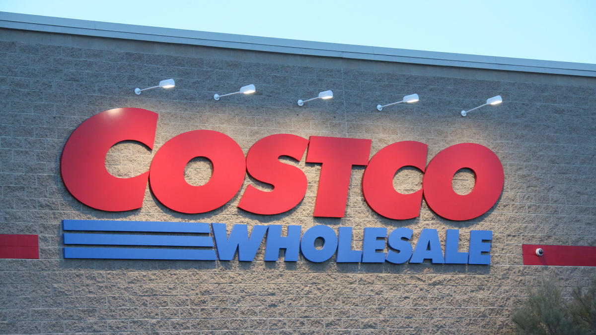 Costco earnings beat estimates, announces special dividend