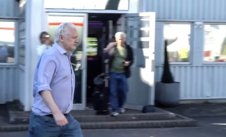 Julian Assange en el aeropuerto de Stansted, en Londres, tras su liberación, en una captura de pantalla de un video difundido por WikiLeaks el 25 de junio de 2024 (-)