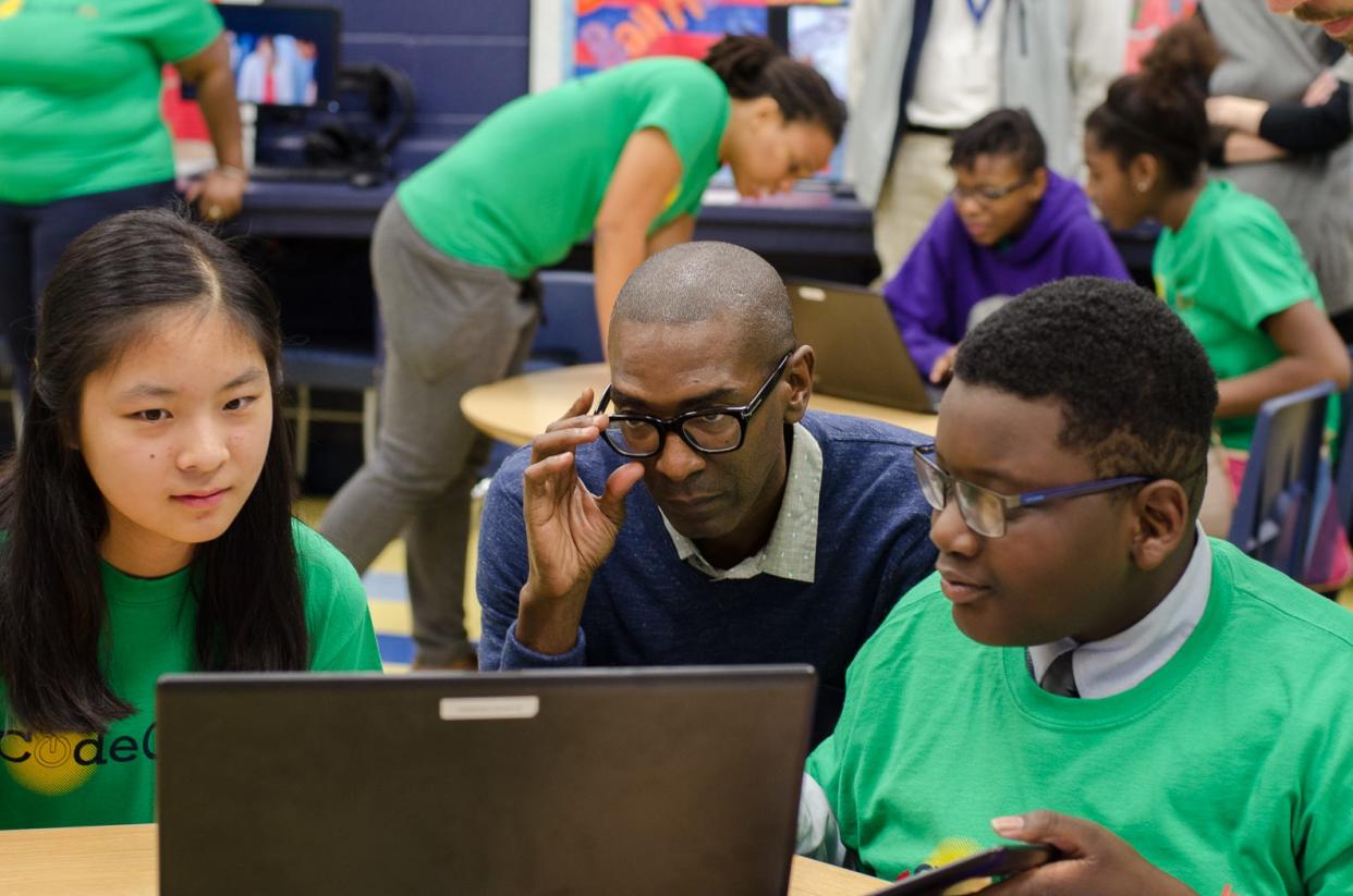 CodeCrew students with the Grizzlies' Director of Player Support Elliot Perry, a former NBA player and Memphis native