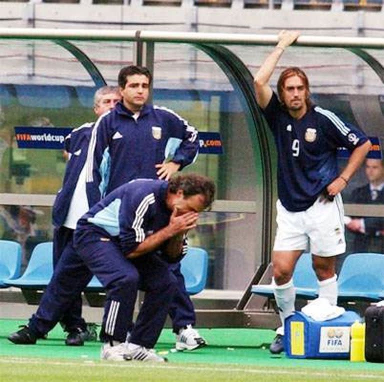 Bielsa sufre tras quedar eliminado del Mundial 2002