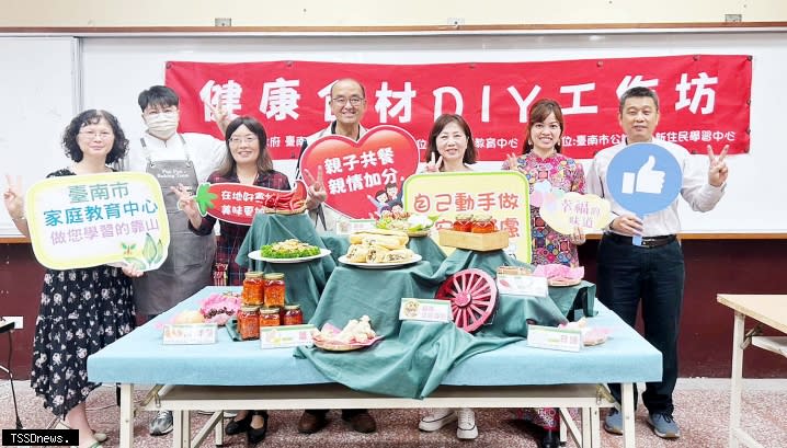 南市家教中心邀集新住民家庭手作辣椒醬，推廣食農教育及促進多元文化交流。<br /><br />（記者李嘉祥攝）