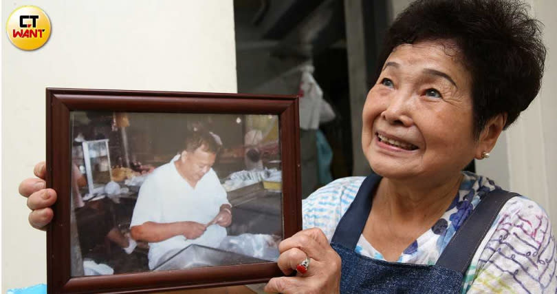 台北東門興記在已故老闆郭禮忠（圖左相片）、太太郭林初旭（圖右）接手後，發揚光大。（圖／趙世勳攝）