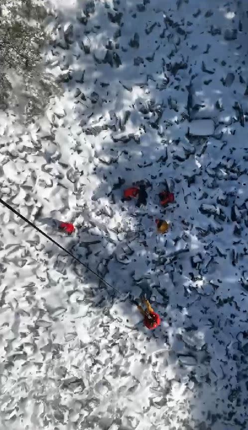 池有山登山客遇積雪失溫，空勤直升機吊掛救出。(圖／翻攝畫面)