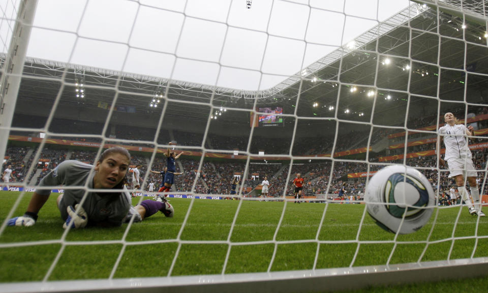 La exarquera de Estados Unidos Hope Solo mira el balón en la red después de que Francia anotó su primer gol durante el partido de semifinales entre Francia y Estados Unidos en la Copa Mundial Femenina de Fútbol en Moenchengladbach, Alemania, el miércoles 13 de julio de 2011. (Foto: AP/ Frank Augstein)