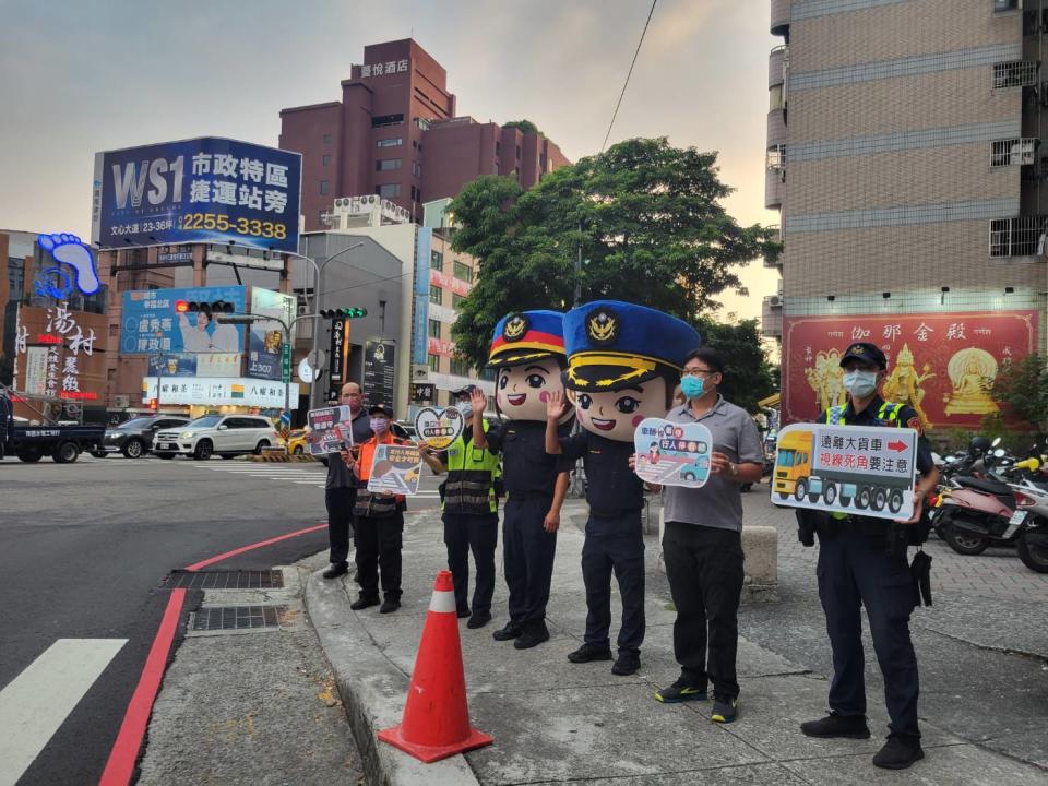 圖片說明：中市警二分局大頭娃娃現身宣導臺中市北區易肇事路口，要你平平又安安!(記者林㤈輝翻攝) 