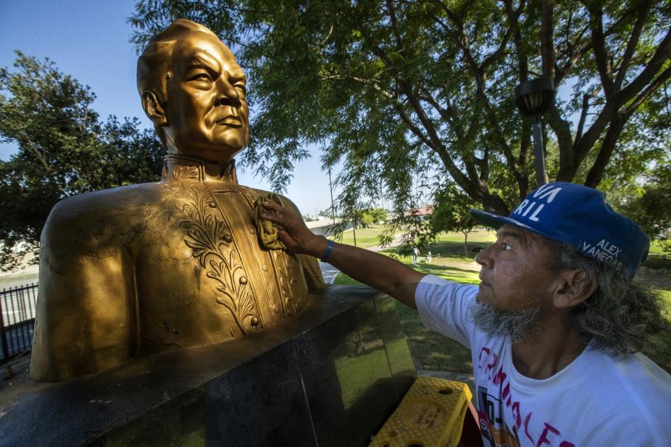 Alex Vanegas restores the monument to Rubén Darío