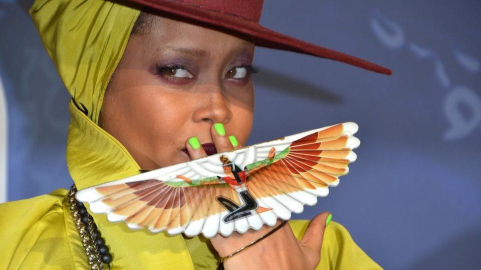 Erykah Badu draagt ​​een ring met daarop een gevleugelde Egyptische godin tijdens de Soul Train Music Awards in Las Vegas (6 november 2016)