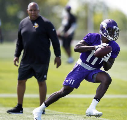 Vikings WR coach George Stewart, left, watches rookie pupil Laquon Treadwell, right (AP).