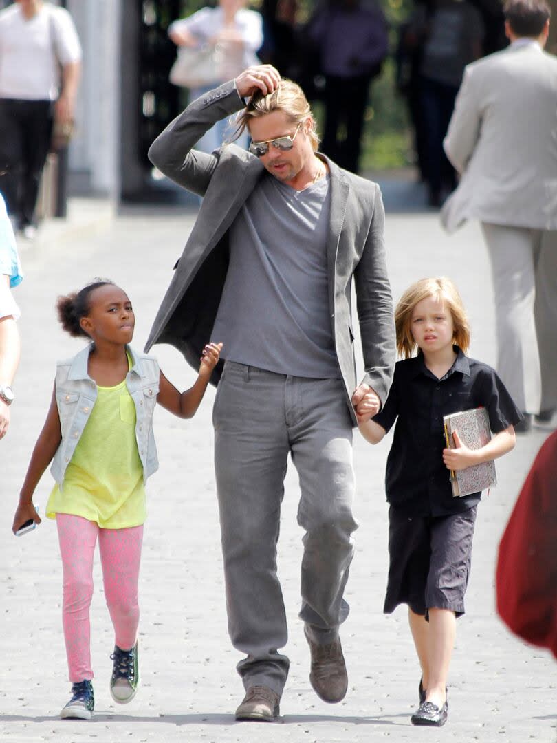 Brad Pitt junto a sus dos hijas mayores, Zahara y Shiloh caminando por las calles de Moscú en 2013