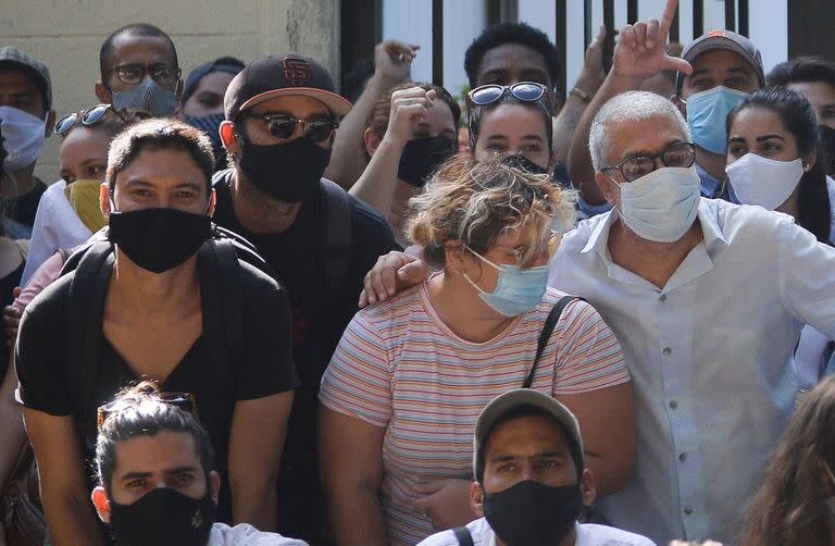 El director de fotografía cubano Raúl Prado y un grupo de jóvenes intelectuales y artistas se reúnen frente al edificio del Ministerio de Cultura durante una protesta en La Habana, el 27 de noviembre de 2020