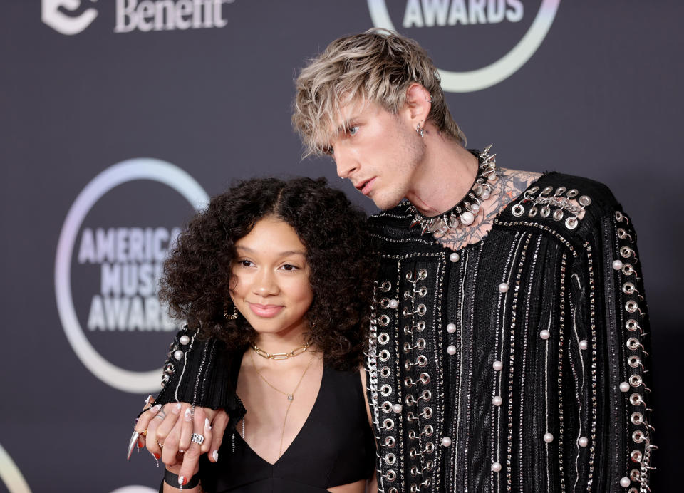 Casie Colson Baker y Machine Gun Kelly. (Photo by Amy Sussman/Getty Images)