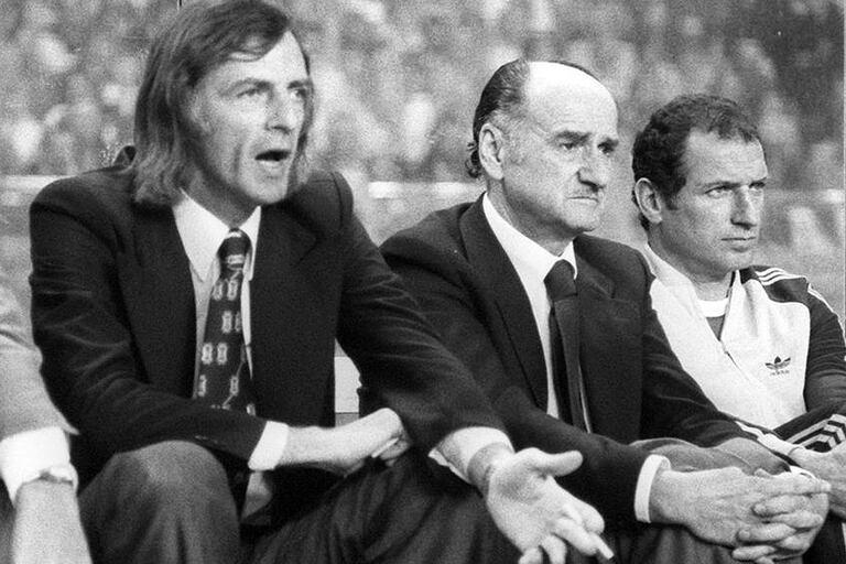 Un joven César Luis Menotti, sentado en el banco como DT de la selección Argentina