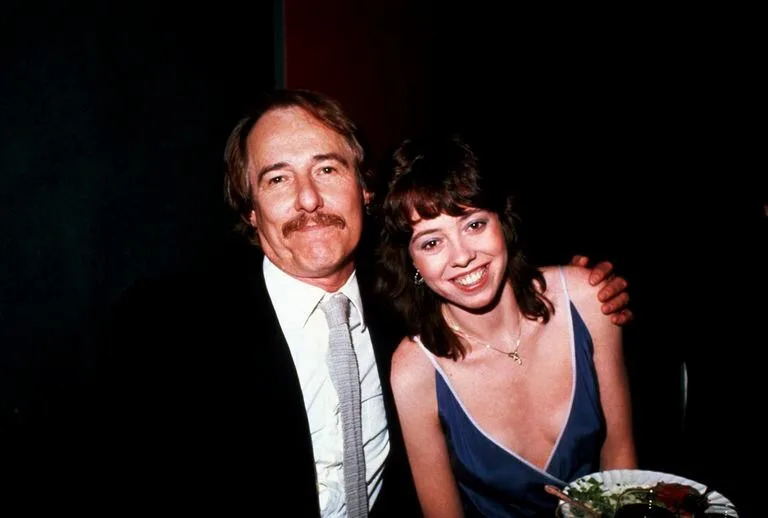 Mackenzie Phillips con su padre John, en 1981; la actriz y cantante volvió a hablar de la relación incestuosa con su padre y de cómo logró perdonarlo antes de su muerte, en 2001