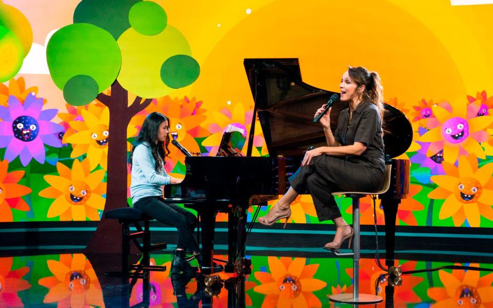 Düsterer Text vor kunterbunt-strahlender Kulisse: Carolin Kebekus (rechts) und Mai Thi Nguyen-Kim performten in der "Carolin Kebekus Show" ein Lied über die Gefahren des Lebens. (Bild: WDR / btf)