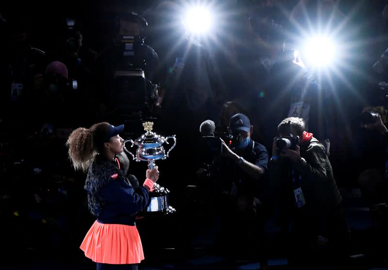 Foto del sábado de Naomi Osaka celebrando y posando con el trofeo de campeona tras ganar el Abierto de Australia