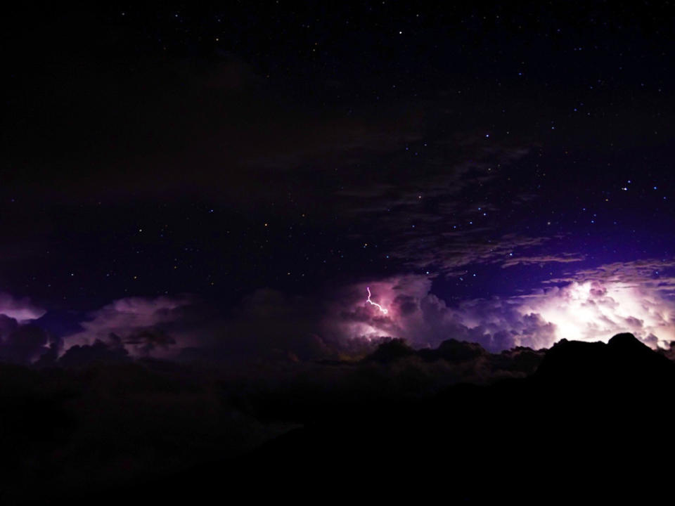 從玉山北峰氣象站遠眺，今夜玉山東南方持續出現閃電。（中央氣象局玉山氣象站提供）