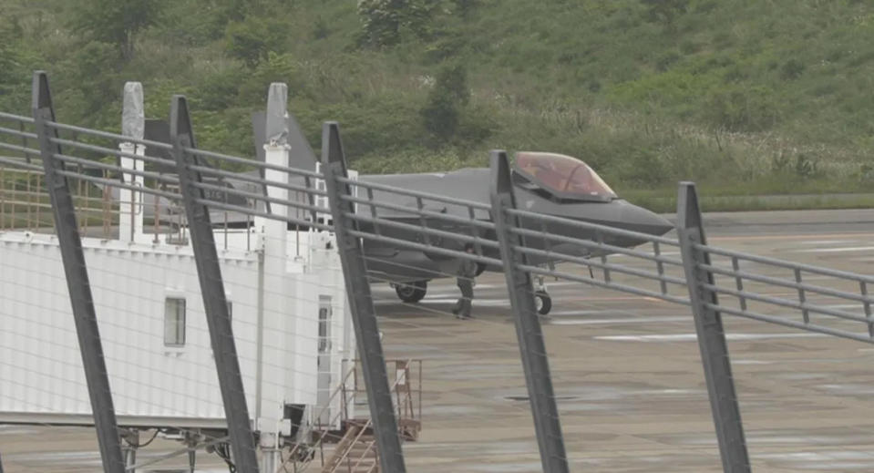 <strong>日本航空自衛隊兩架最新穎的匿蹤戰機「F-35A」3日上午先後在青森機場緊急降落。（圖／翻攝NNN）</strong>
