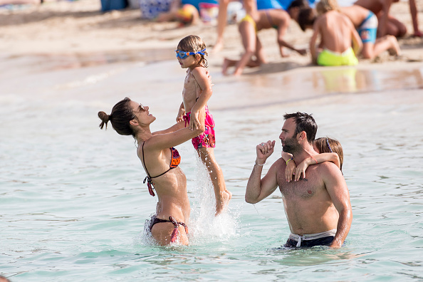 Alessandra Ambrosio disfrutó de la cristalina agua junto a su prometido Jamie Mazur y los dos hijos de ambos.