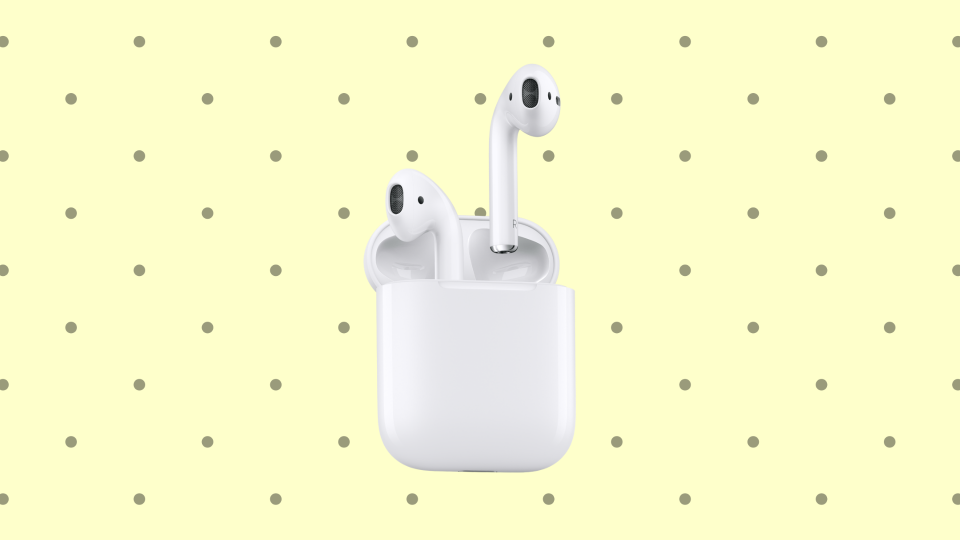 AirPods de Apple con su estuche de carga. (Foto: Apple)