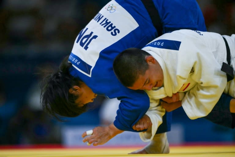 La judoca española Ai Tsunoda combate con la japonesa Saki Niizoe en el repechaje de la categoría de -70 kilos en el estadio Campo de Marte de la capital francesa durante los Juegos Olímpicos de París-2024, el 31 de julio de 2024. (Luis ROBAYO)