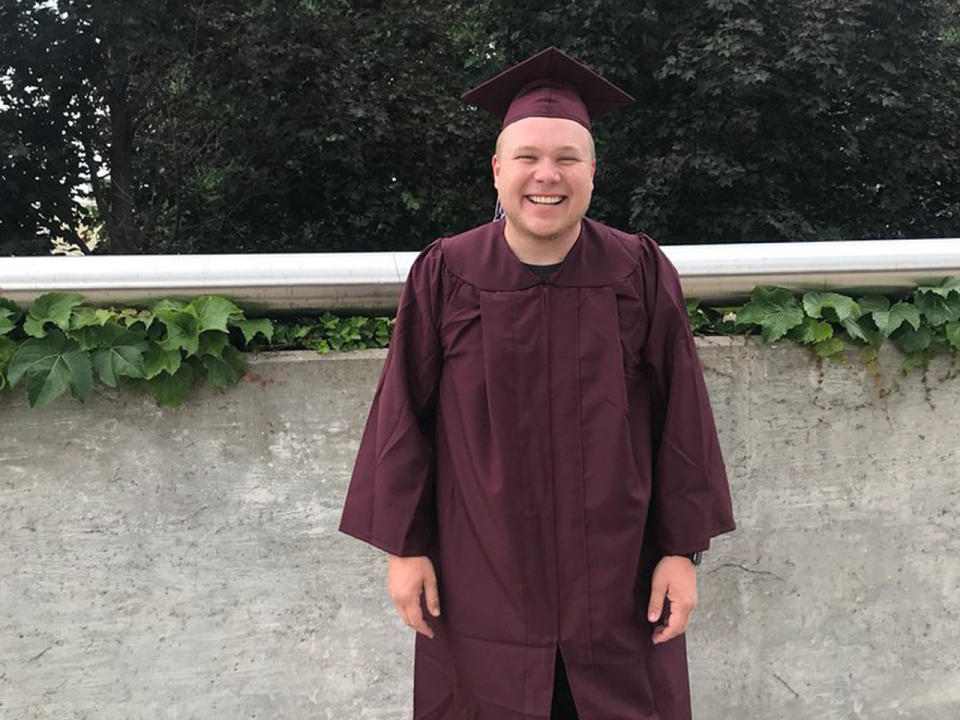 Gelungener Scherz: Jaron Myers mischte sich in diesem Outfit unter College-Absolventen. (Bild-Copyright: Jaron Myers/Twitter)