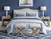 <p>El azul también puede ser <strong>serio, intenso y contundente.</strong> En este dormitorio se ha utilizado azul oscuro en la pared, la ropa de cama, los cojines y la alfombra. Queda todo muy bien complementado y, de nuevo, el blanco y la madera para generar algo de claridad.</p>