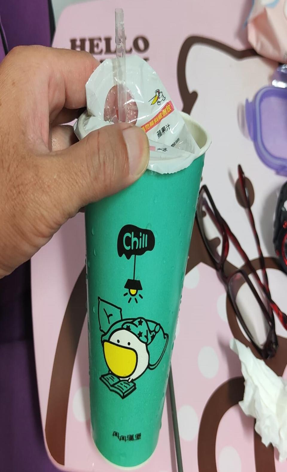 有民眾購買丹丹漢堡的奶茶，撕開封膜發現裡面有「異物」。圖／翻攝自「爆料公社二社」臉書社團