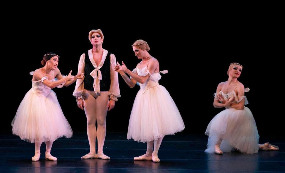 Los bailarines de Les Ballets Trockadero en “Les Sylphides”. Foto Daniel Azoulay/Cortesía Adrienne Arsht Center