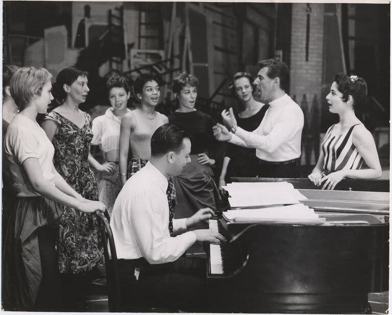 Steven Sondheim y Leonard Bernstein ensayan con Carol Lawrence y el elenco de West Side Story, en Broadway, 1957