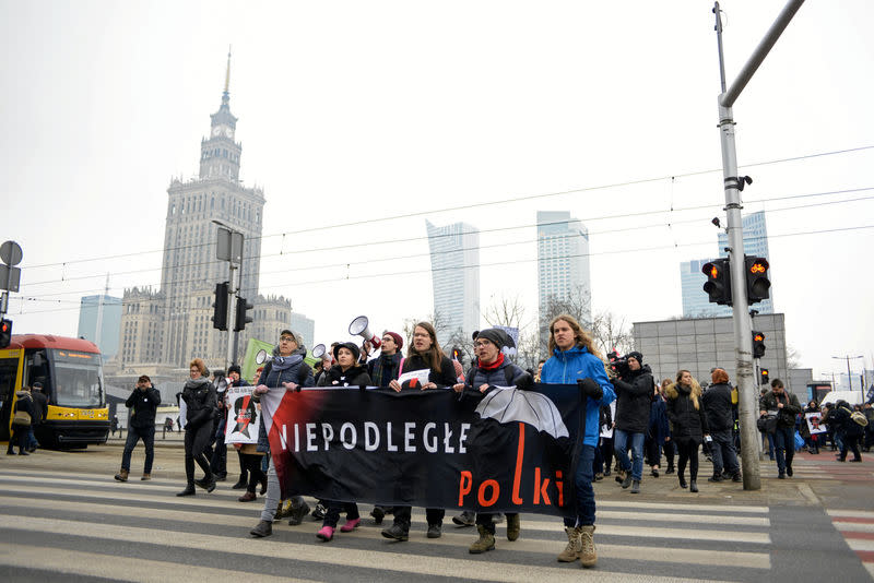 Des milliers de Polonais vêtus de noir ont défilé vendredi dans les rues du pays pour protester contre un projet gouvernemental, soutenu par le clergé catholique, visant à restreindre le droit à l'avortement. /Photo prise le 23 mars 2018/REUTERS/Agencja Gazeta/Maciek Jazwiecki