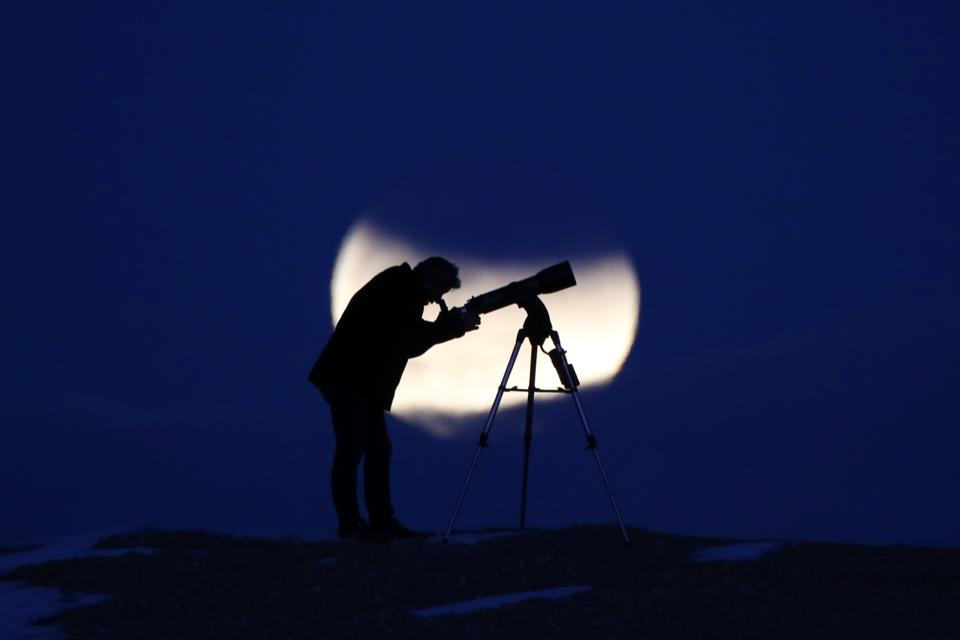 <p>‘Super blue blood moon’ rises over in Van province of Turkey on Jan. 31, 2018. (Photo: Ozkan Bilgin/Anadolu Agency/Getty Images) </p>