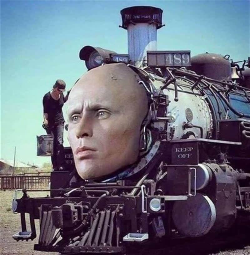 有網友惡搞《湯瑪士小火車》真人版的樣子。（圖／翻攝自r/meme_reddit）
