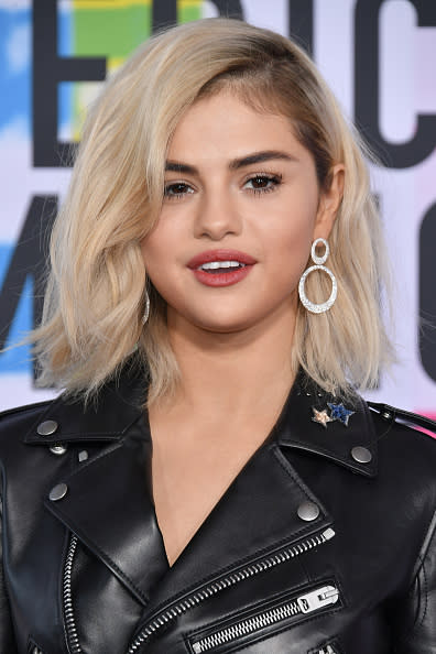 <p>No podemos negar que ha causado furor entre las famosas. Y tal parece que se convertirá en uno de los tonos del próximo año. Hasta Selena Gómez se arriesgó a transformar su melena oscura en una rubia con destellos plateados. <em>Foto: Neilson Barnard/Getty Images </em> </p>