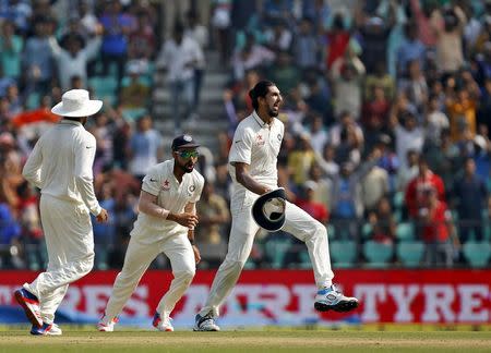 India's Ishant Sharma (R) and captain Virat Kohli (C) celebrate after the dismissal of South Africa's AB de Villiers during the third day of their third test cricket match in Nagpur, India, November 27, 2015. REUTERS/Amit Dave