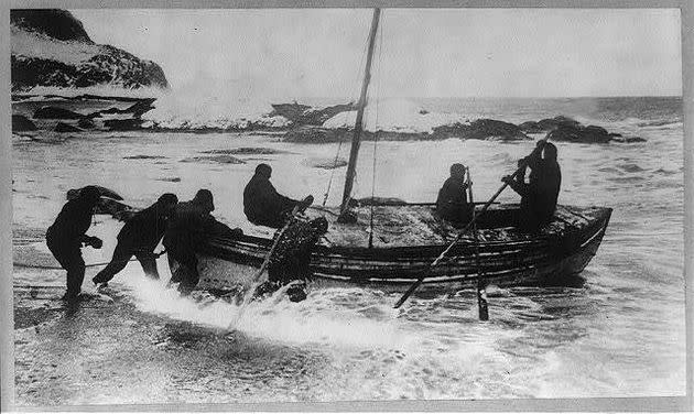 L'équipage d’Ernest Shackleton va chercher de l'aide dans un bateau en bois. (Photo: <a href=