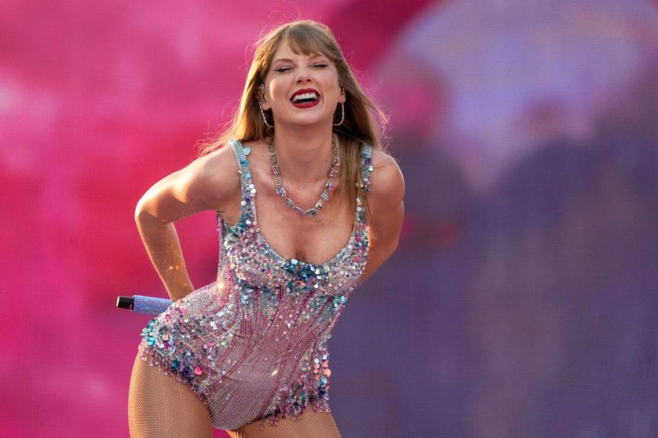 Taylor Swift actúa durante la primera noche de la parada en Cincinnati de la gira Eras Tour en el Paycor Stadium, en el downtown de Cincinnati, el viernes 30 de junio de 2023.