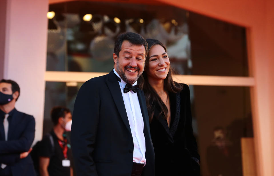 Il leader della Lega e la fidanzata Francesca Verdini si sono presentati sul tappeto rosso di "Padrenostro", a Venezia, indossando entrambi uno smoking nero. Hanno raggiunto il Darsena Excelsior a bordo di un vaporetto tenendosi per mano e... riempiendosi di baci davanti ai giornalisti.