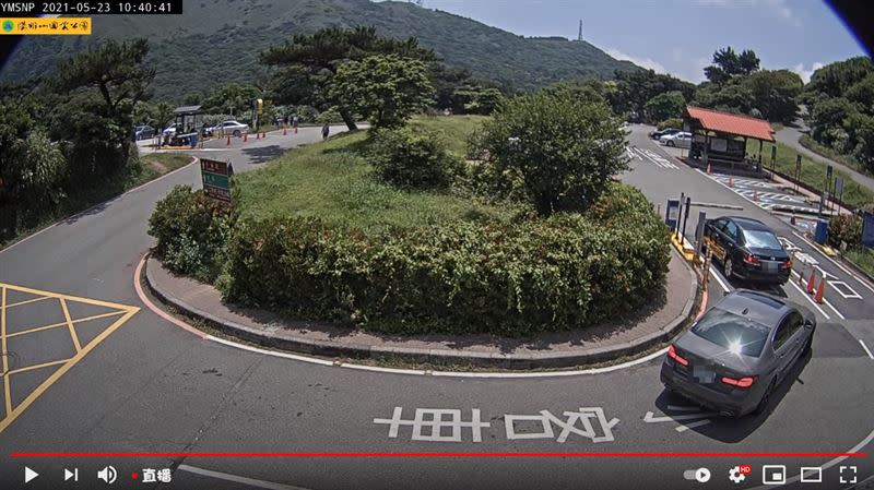 上午10點多，仍有排隊停車進場的狀況。（圖／翻攝自陽明山國家公園YT）