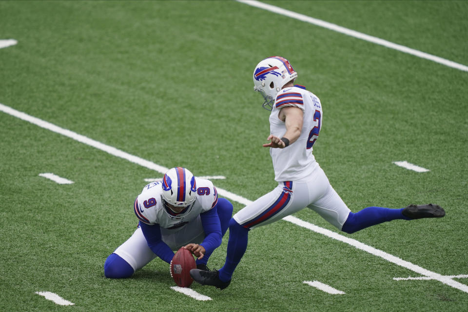 Buffalo Bills kicker Tyler Bass, right, scores a field goal during the first half of an NFL football game against the New York Jets, Sunday, Oct. 25, 2020, in East Rutherford, N.J. (AP Photo/John Minchillo)